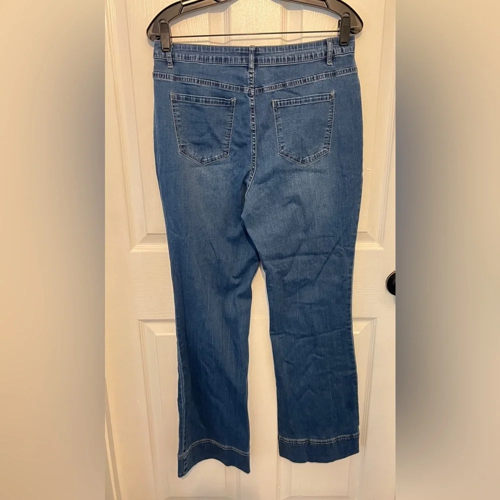 A.Z.I. Women's Medium Wash Stretch Boot Cut Jeans Size 10 - Picture 2 of 5